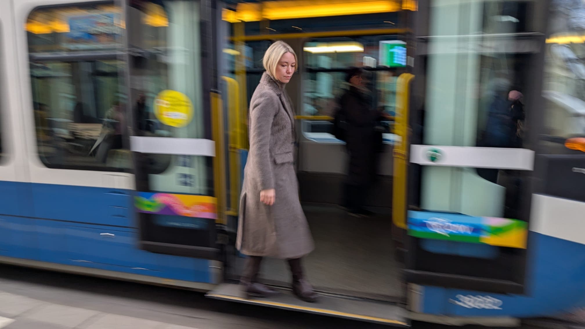 SŪTRAS - Woman in luxury alpaca coat